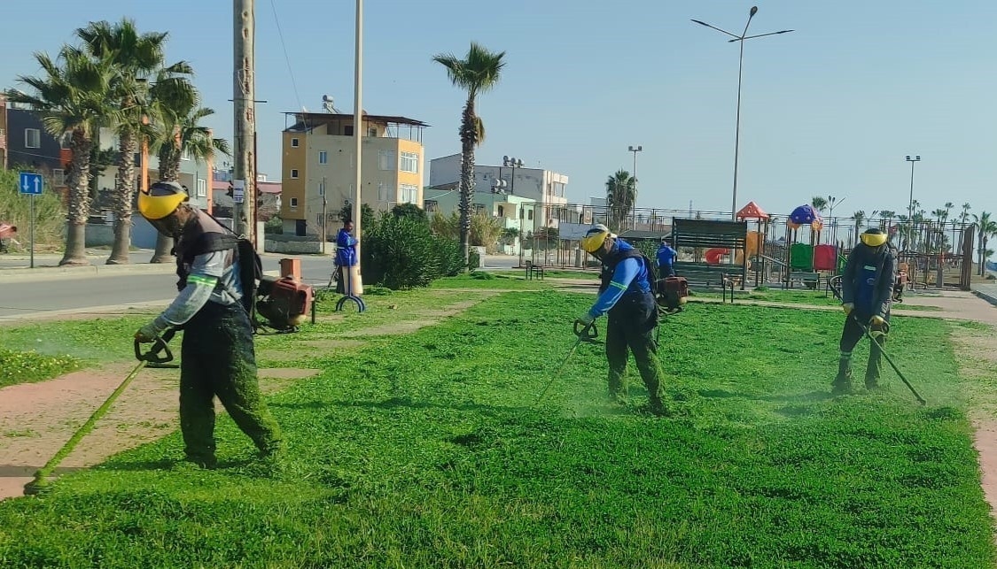 Akdeniz'de park ve yeşil alanlar bakımdan geçiriliyor