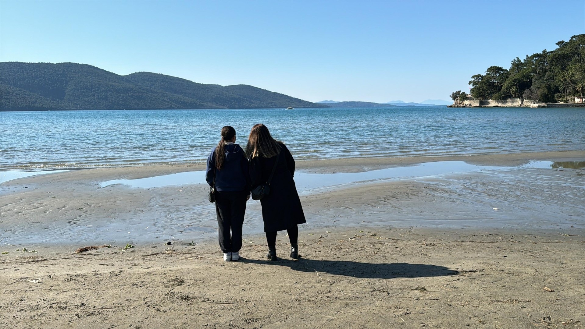 Akyaka'da Deniz Suyu 30 Metre Çekildi