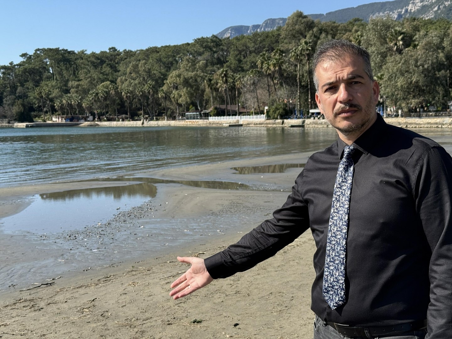 Akyaka'da Deniz Suyu 30 Metre Çekildi