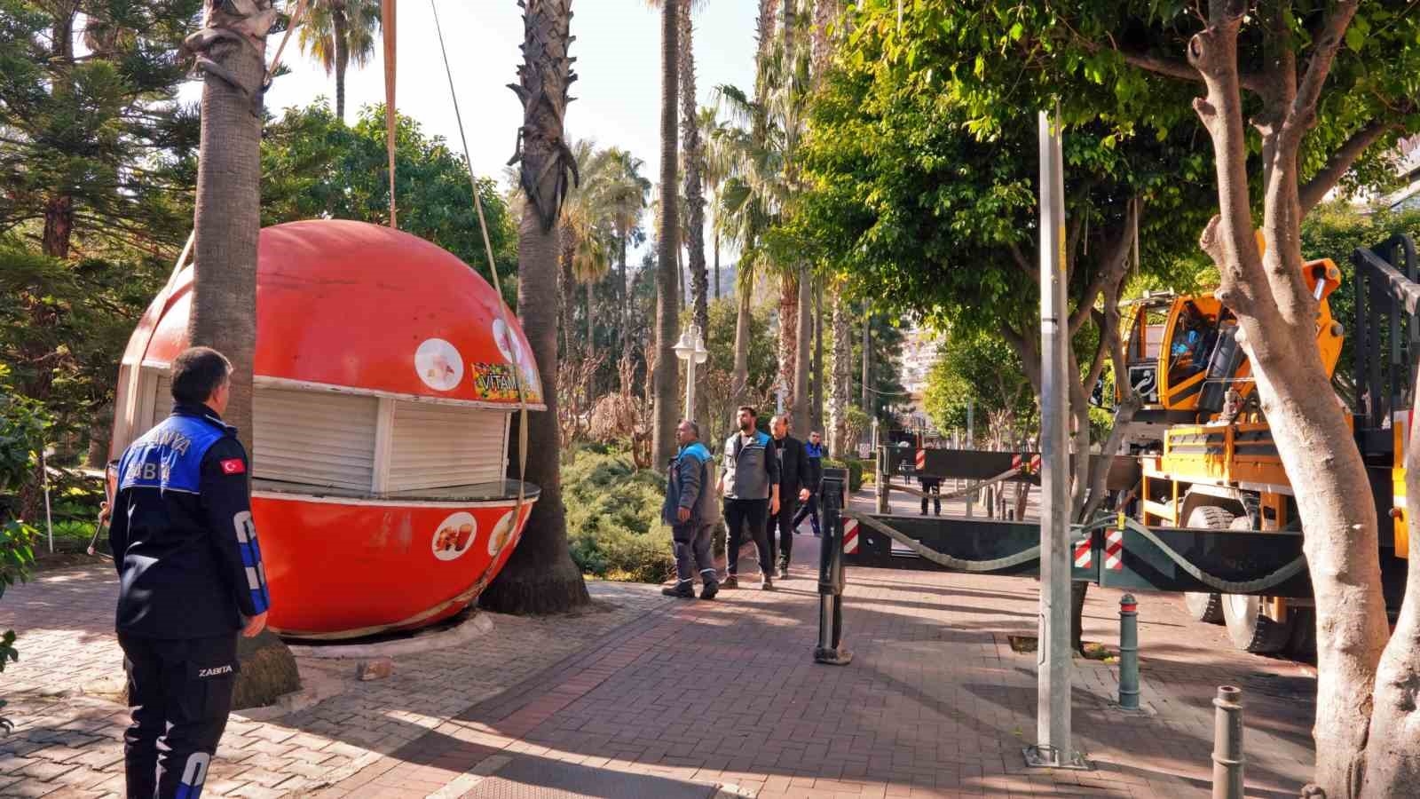 Alanya'da Kaçak Portakal Büfeleri Kaldırılıyor
