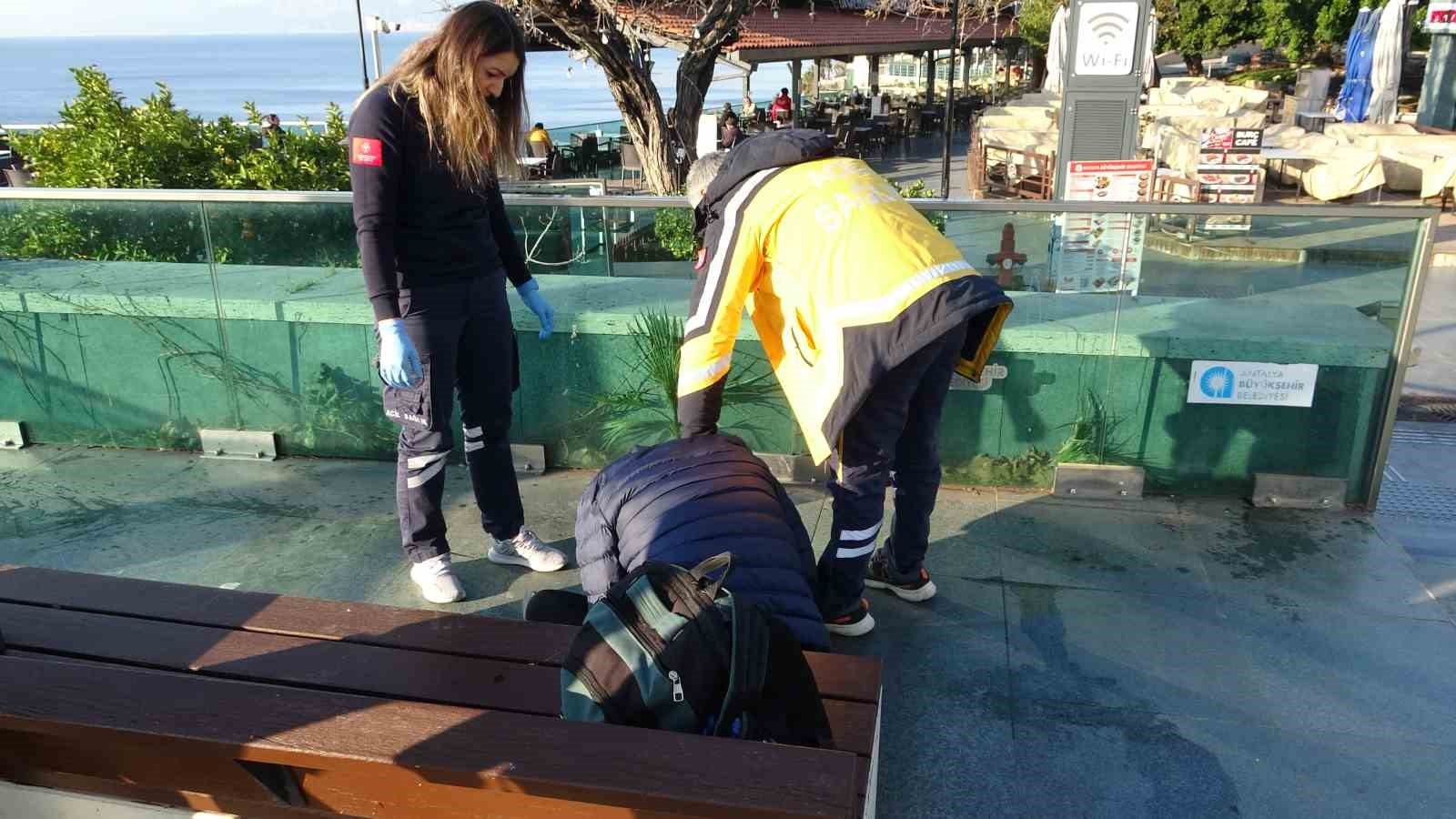 Alkol Alıp Betonda Sızan Adamı Uyandırmak Kolay Olmadı