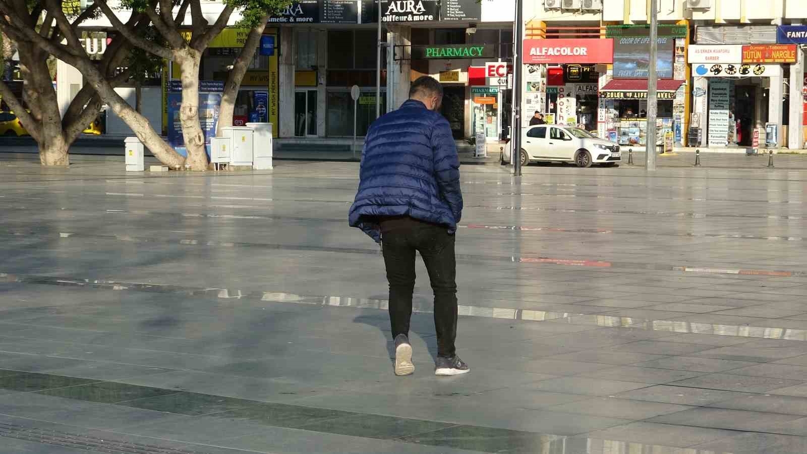 Alkol Alıp Betonda Sızan Adamı Uyandırmak Kolay Olmadı
