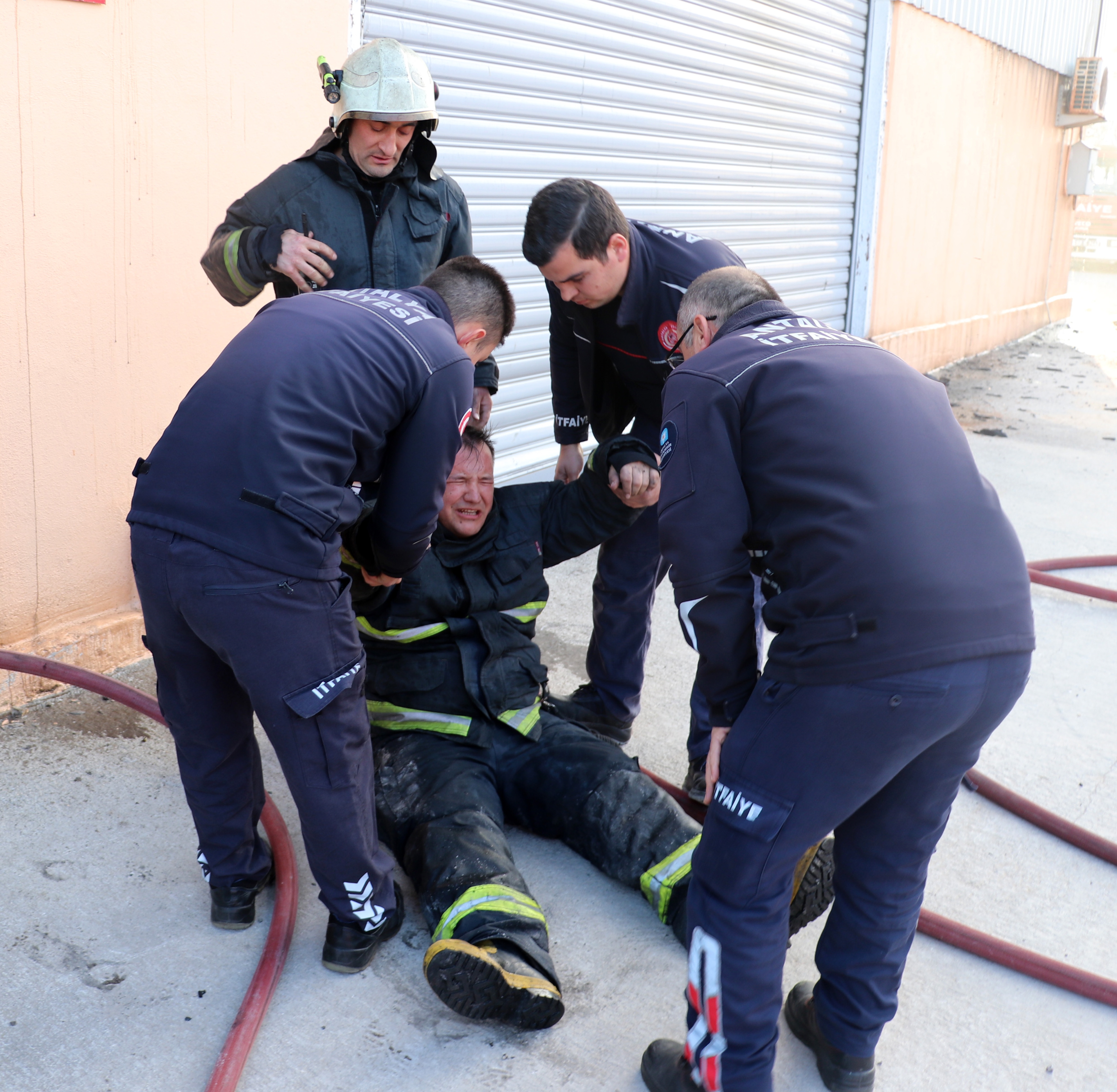 Ambulans gelene kadar yaralı itfaiye erine ayran ve su ikram ettiler