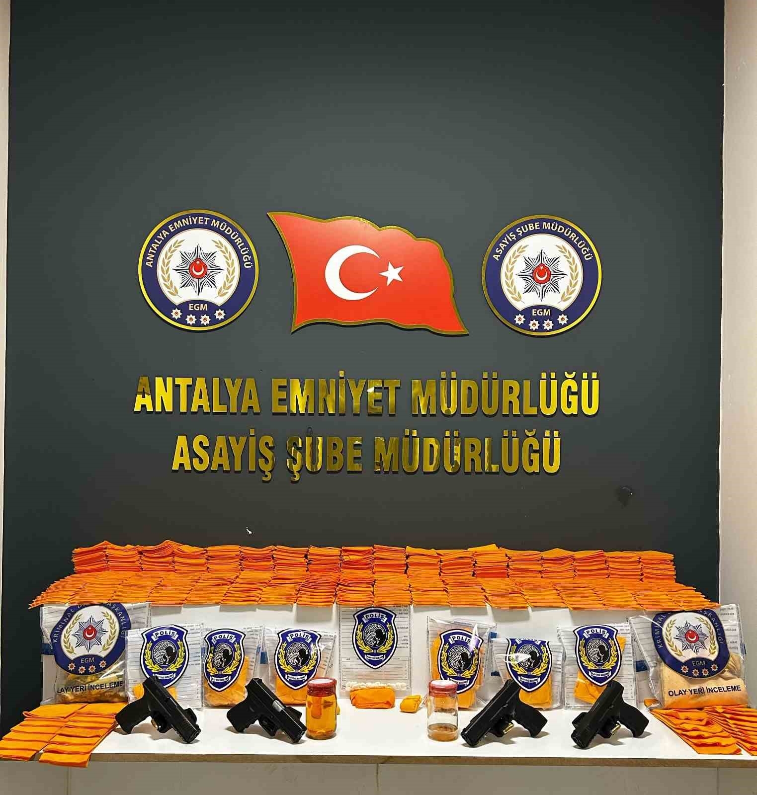 Antalya'da iş yerine kurşun yağdıran şüpheliler yakalandı