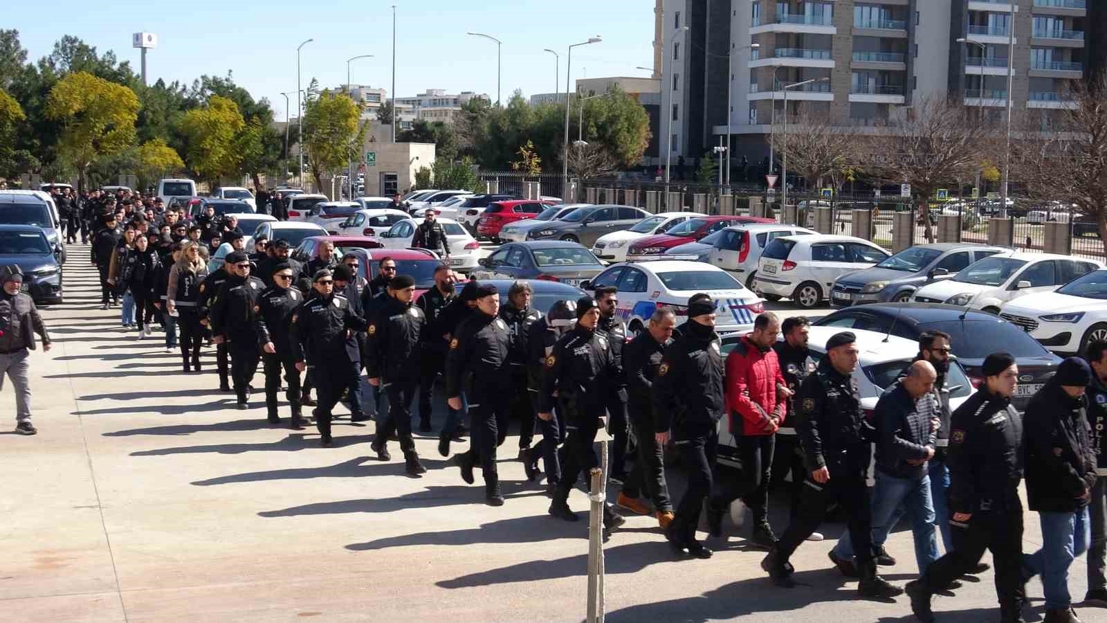 Antalya'da 'KISKAÇ-40' operasyonunda yakalanan 77 kişi adliyeye sevk edildi