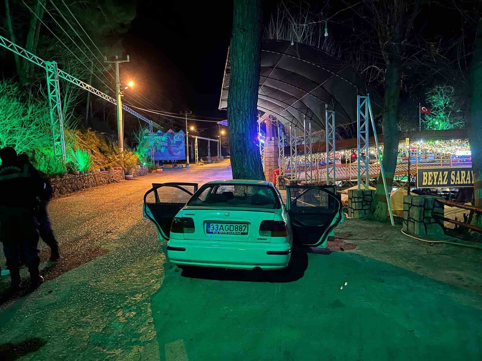 Antalya'da virajı alamayan otomobil ağaca çarptı: 1 ölü, 3 yaralı