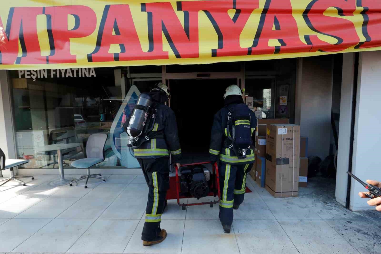 Beyaz eşya mağazasında çıkan yangında ürünler zarar gördü