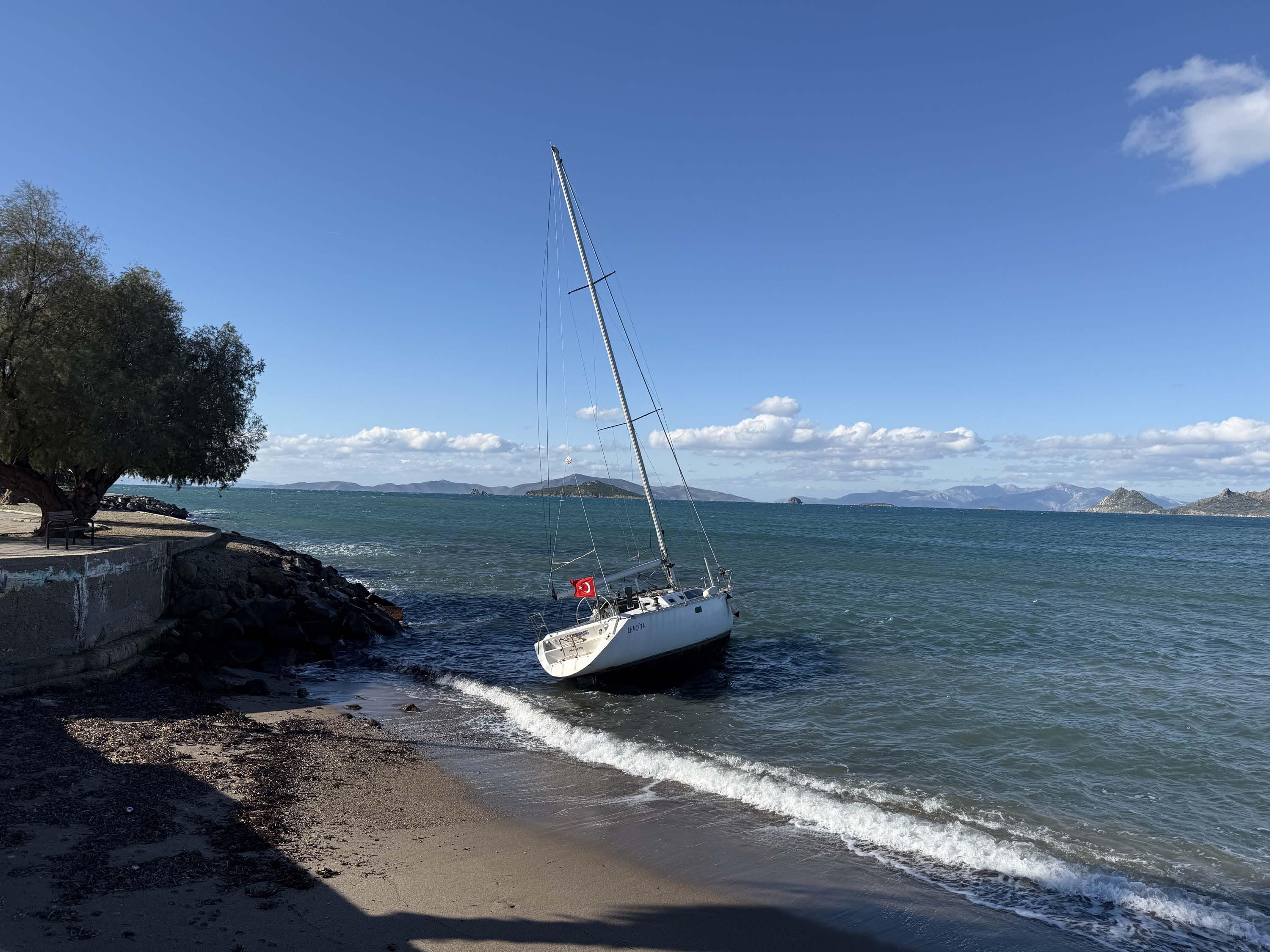 Bodrum'da fırtına; yelkenli tekne karaya oturdu, feribot seferleri iptal