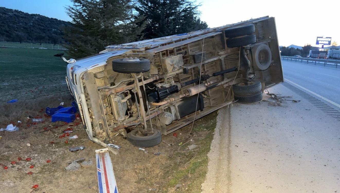 Burdur'da sebze yüklü kamyonet devrildi: 2 yaralı