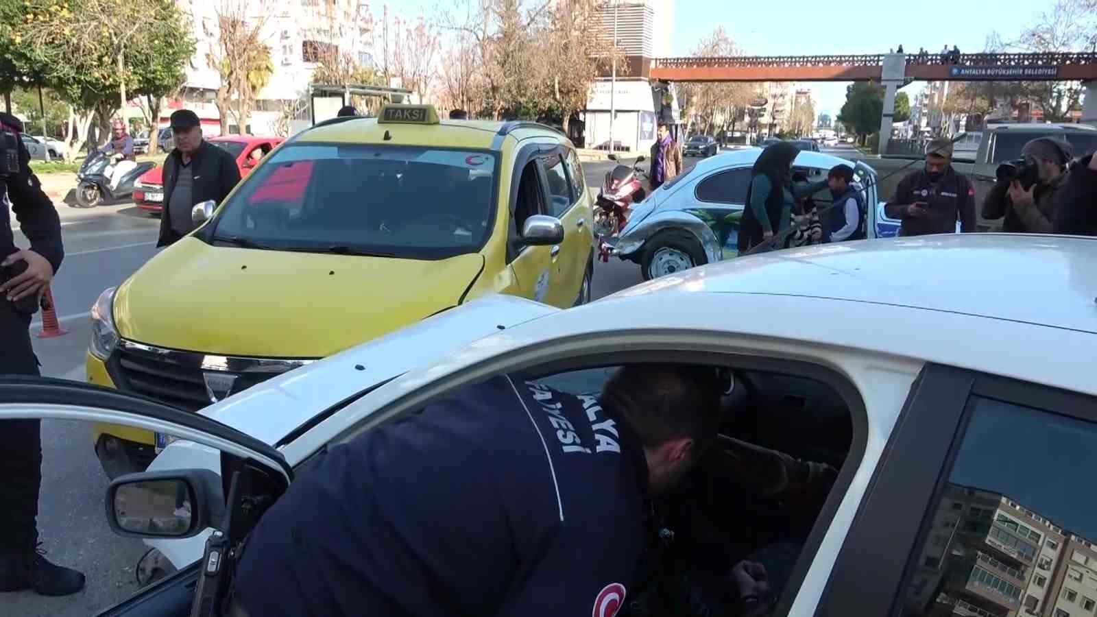 Direksiyon başında baygınlık geçirdi, ortalığı savaş alanına çevirdi: 4 yaralı