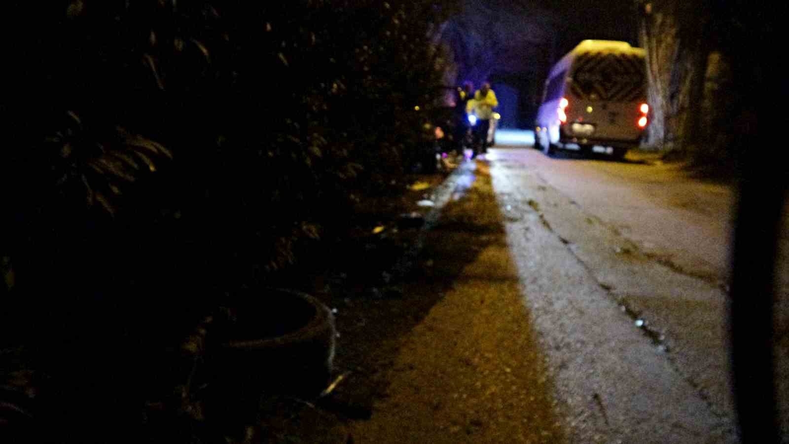 Elektrik direğine çarpan Fiat otomobil hurdaya döndü: 2 yaralı