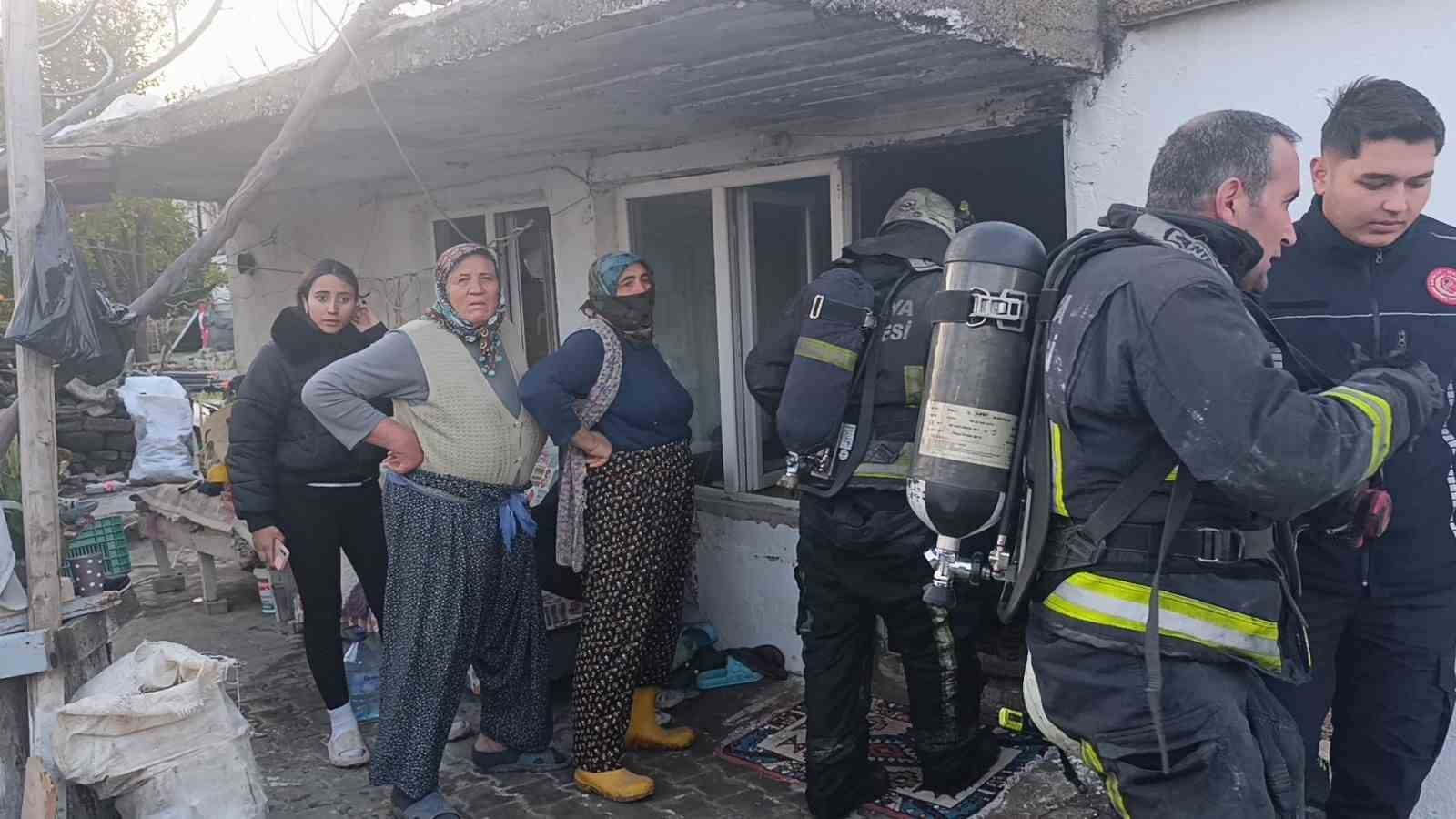 Elektrik sayacı patladı, komşunun müdahalesi yangının büyümesini önledi