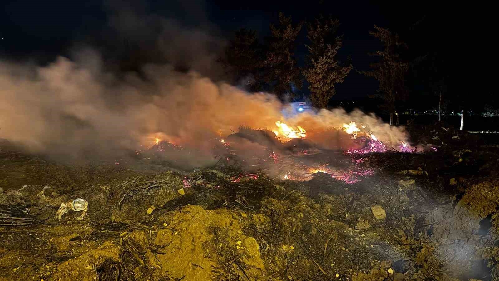 Gazipaşa'da atıkların biriktiği sahilde çöplük yangını