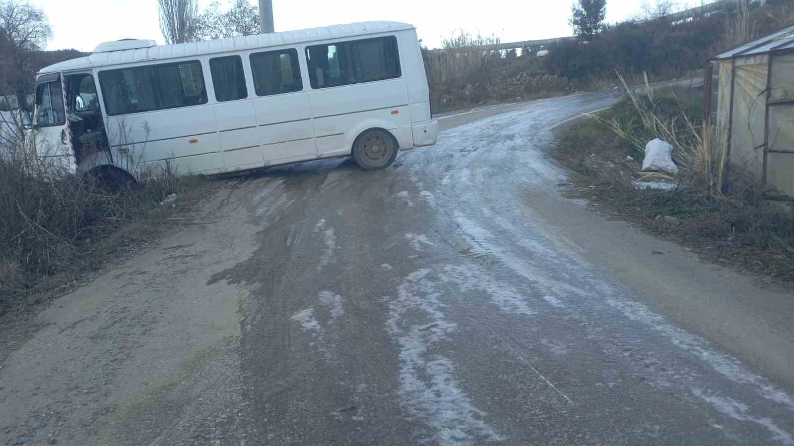 Gazipaşa'da okul servisi buzlu yolda kaydı, korku dolu anlar yaşandı