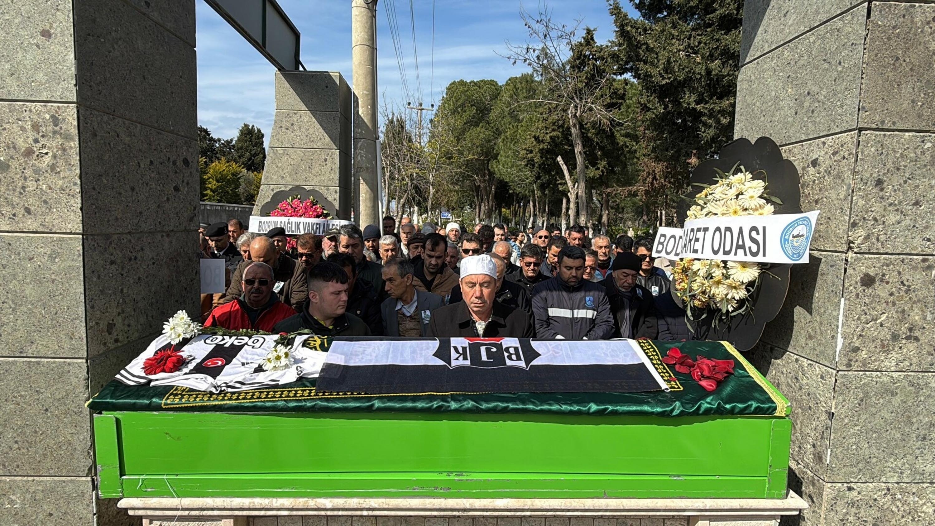 Hafif ticari aracın çarptığı engelli, son yolculuğuna Beşiktaş formasıyla uğurlandı