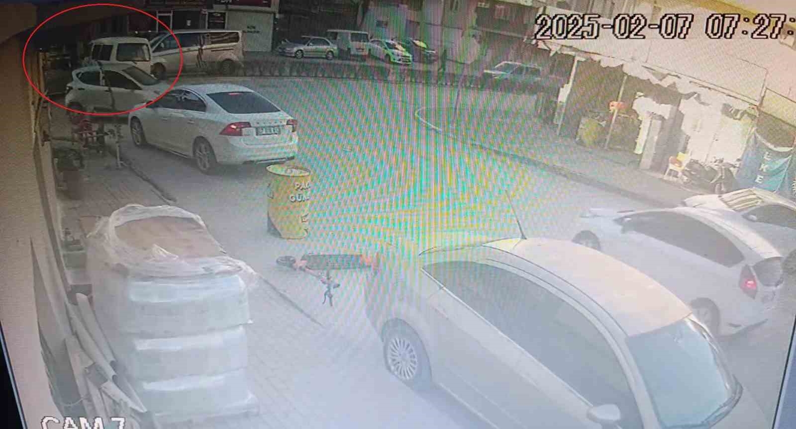 Hafif ticari aracın çarptığı kamyonet kuaförün duvarına çarparak durabildi