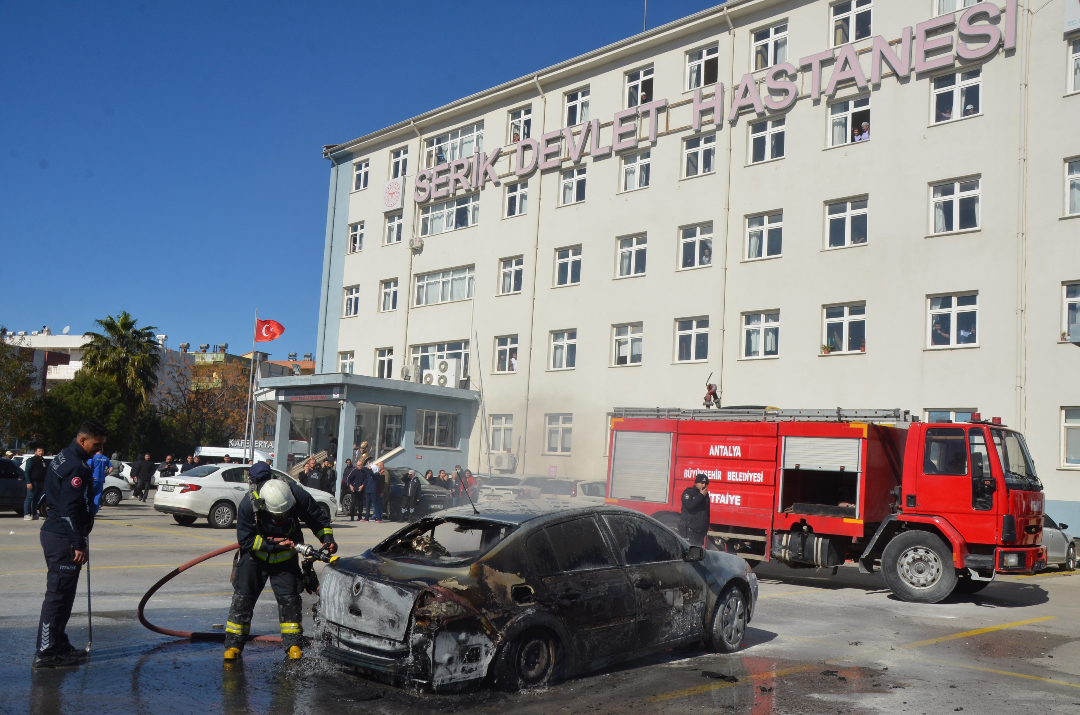 Hastane otoparkındaki otomobil yandı