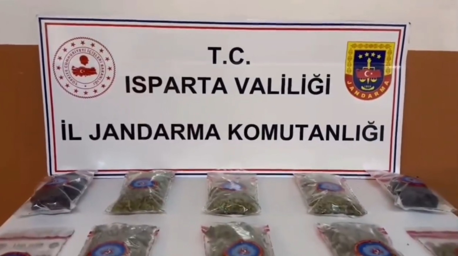 Isparta'da bir şahsın üzerinde ve çantasında 1 kilo uyuşturucu bulundu