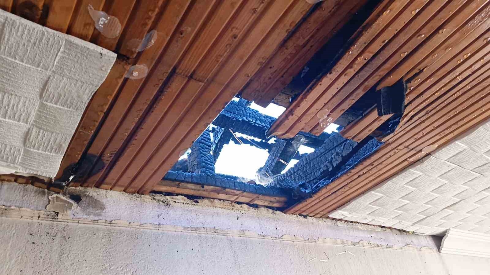 Isparta'da çatıda çıkan yangın kısa sürede söndürüldü