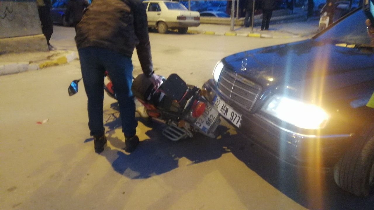 Isparta'da Otomobille Çarpışan Elektrikli Bisiklet Sürücüsü Yaralandı