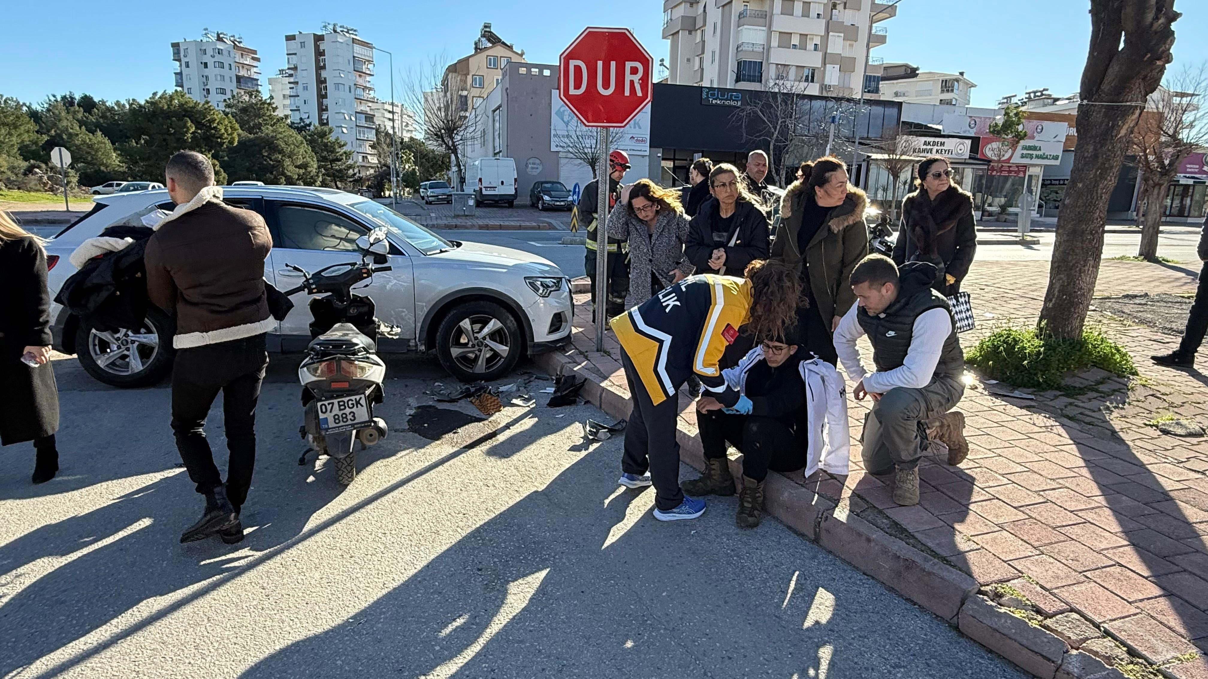 Kadın itfaiyeci, şoka girip üşüyen kazazedeye montunu verdi
