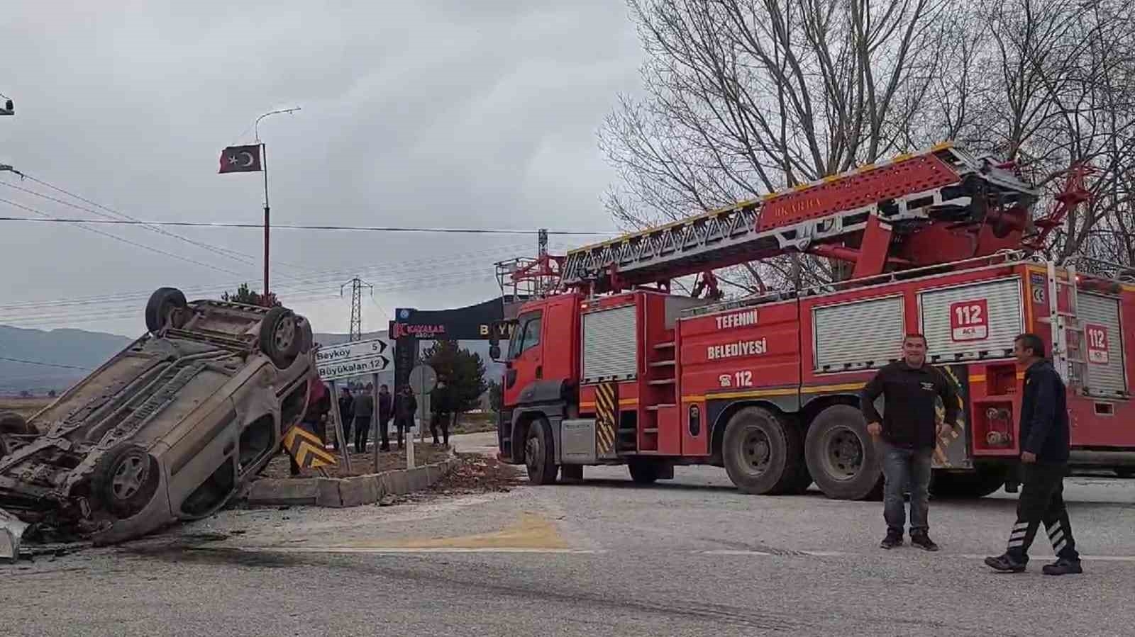 Kamyonet ile çarpışan hafif ticari araç takla attı: 3 yaralı
