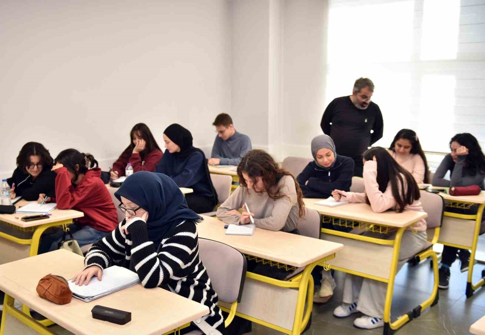 Kepez Belediyesi'nden başarılı öğrencilere VIP sınıf