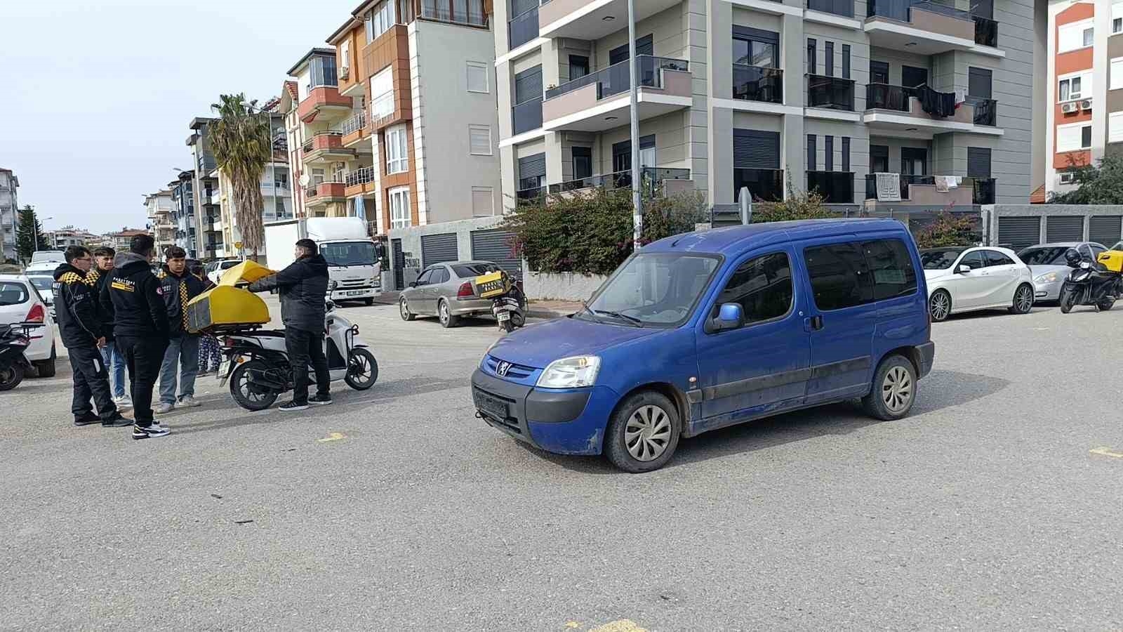 Kontrolsüz kavşakta, motosiklet ile hafif ticari araç çarpıştı