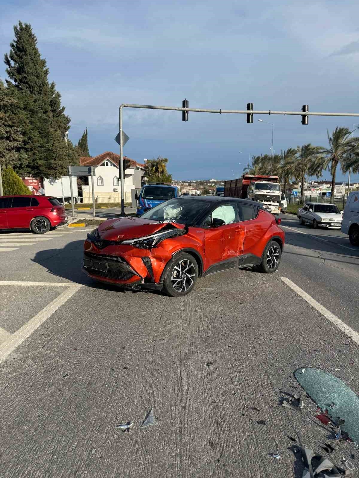 Manavgat'ta iki otomobil çarpıştı: 2 yaralı