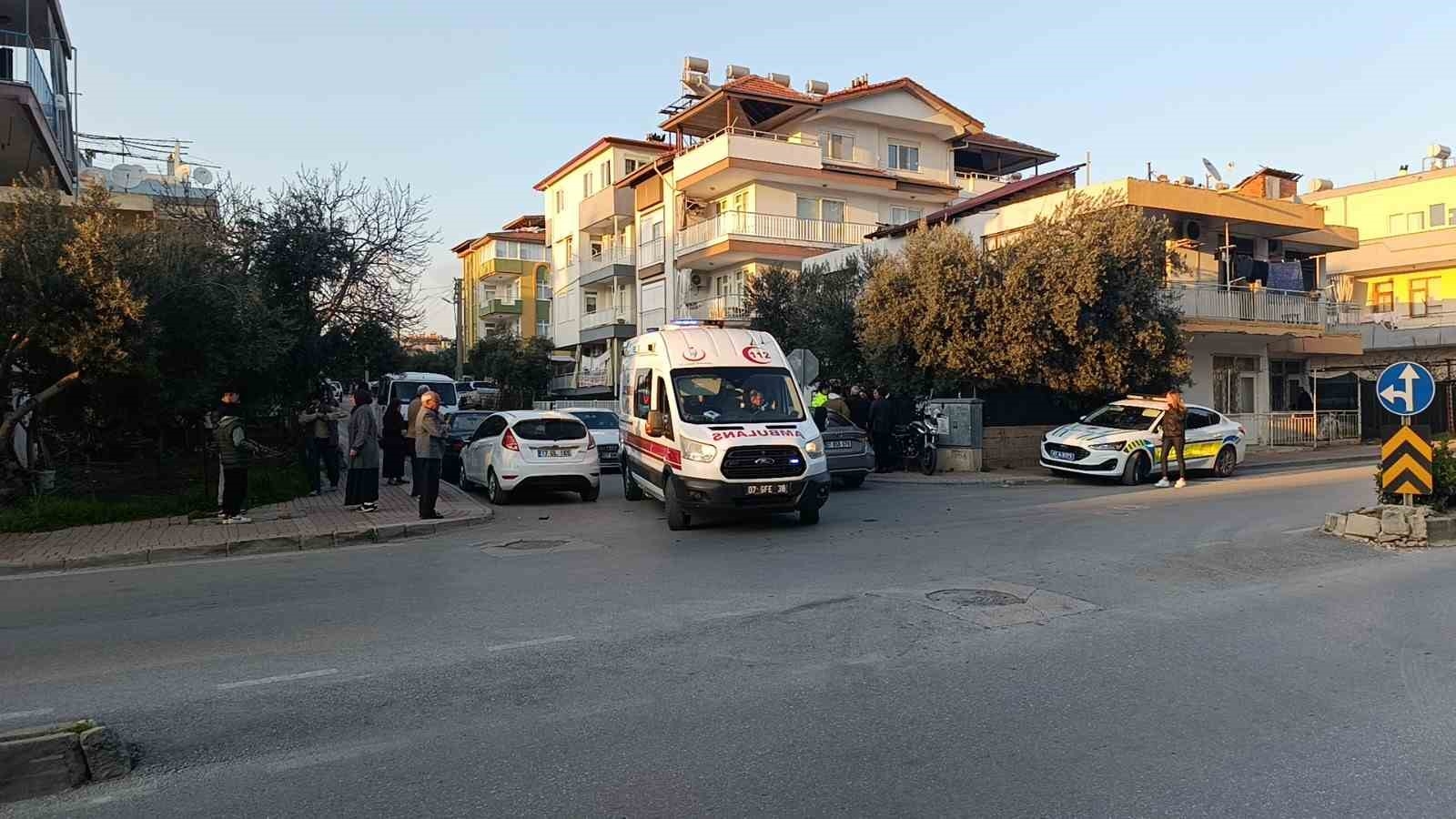 Manavgat'ta motosikletle otomobil çarpıştı: 1 yaralı