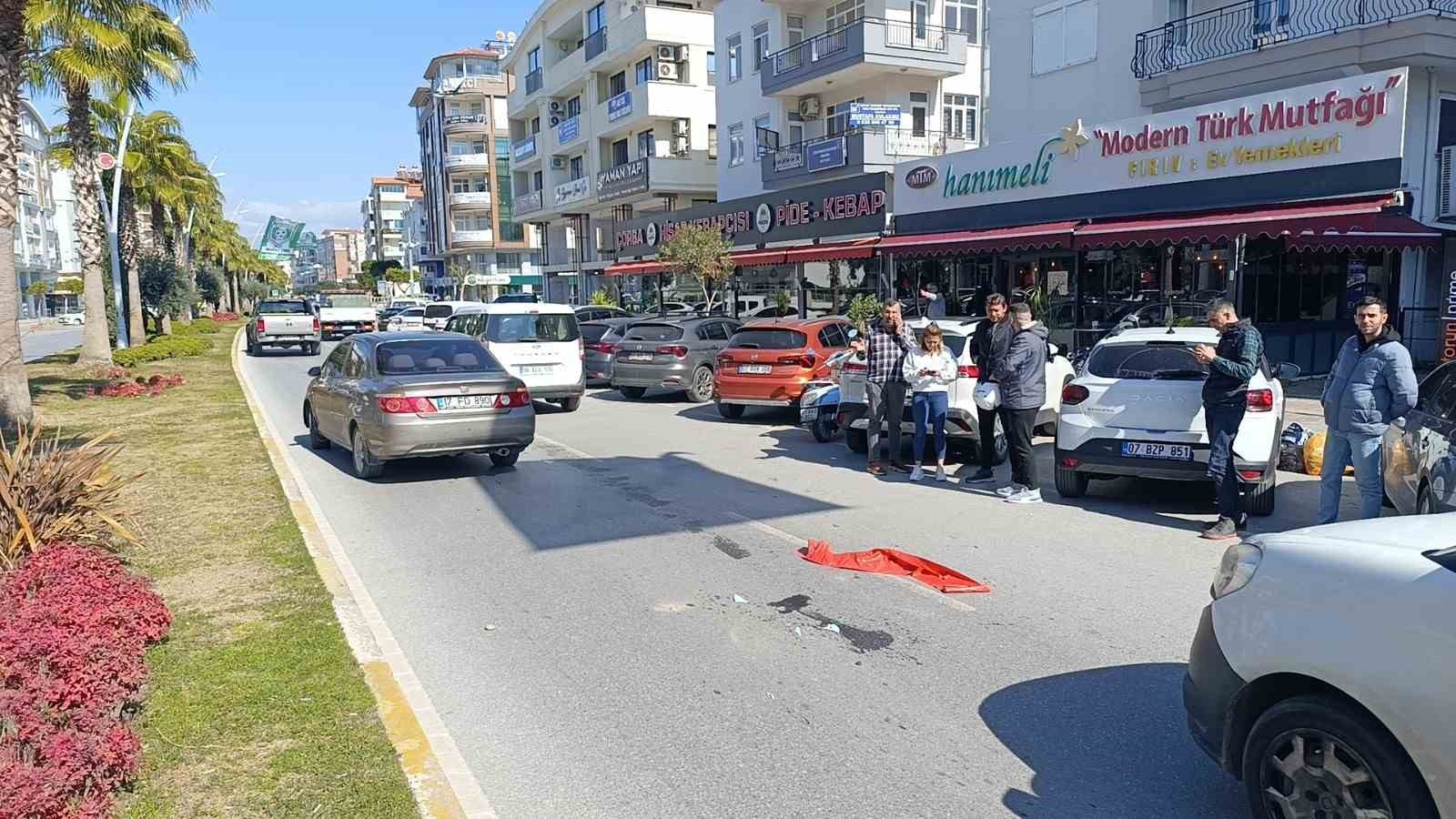 Manavgat'ta otomobile arkadan çarpan motosikletli yaralandı