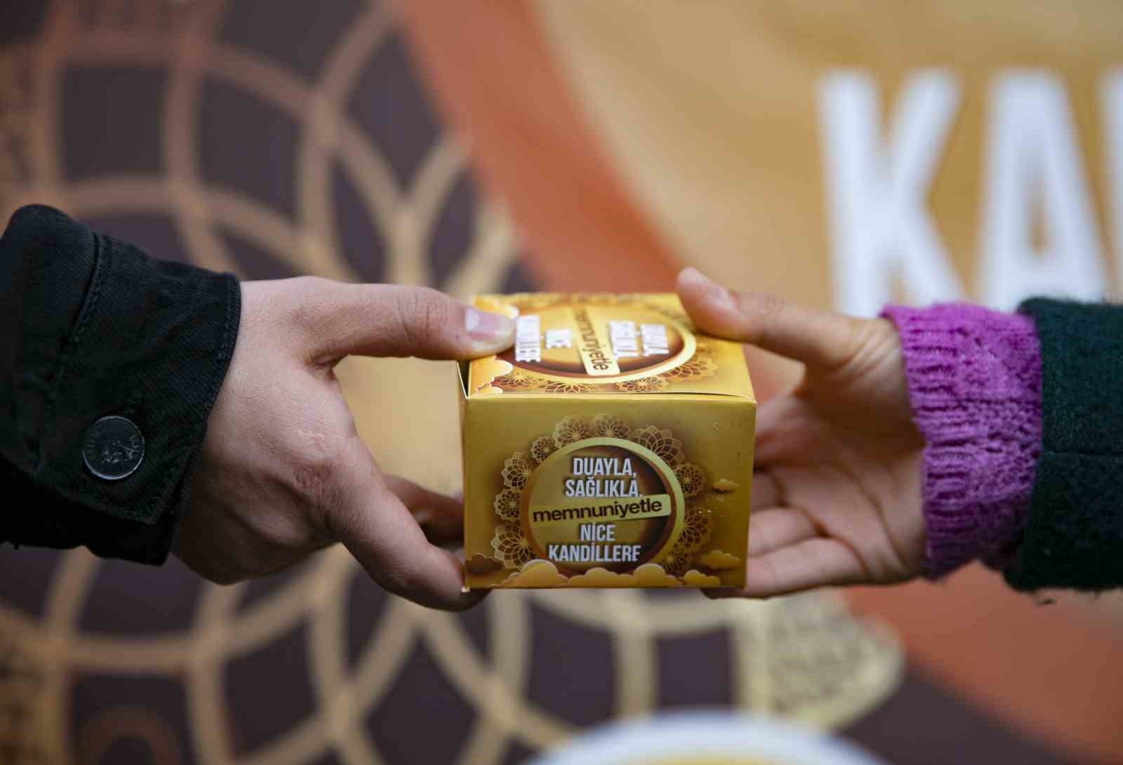 Mersin'de Berat Kandili'nde 15 Bin Kandil Simidi Dağıtıldı