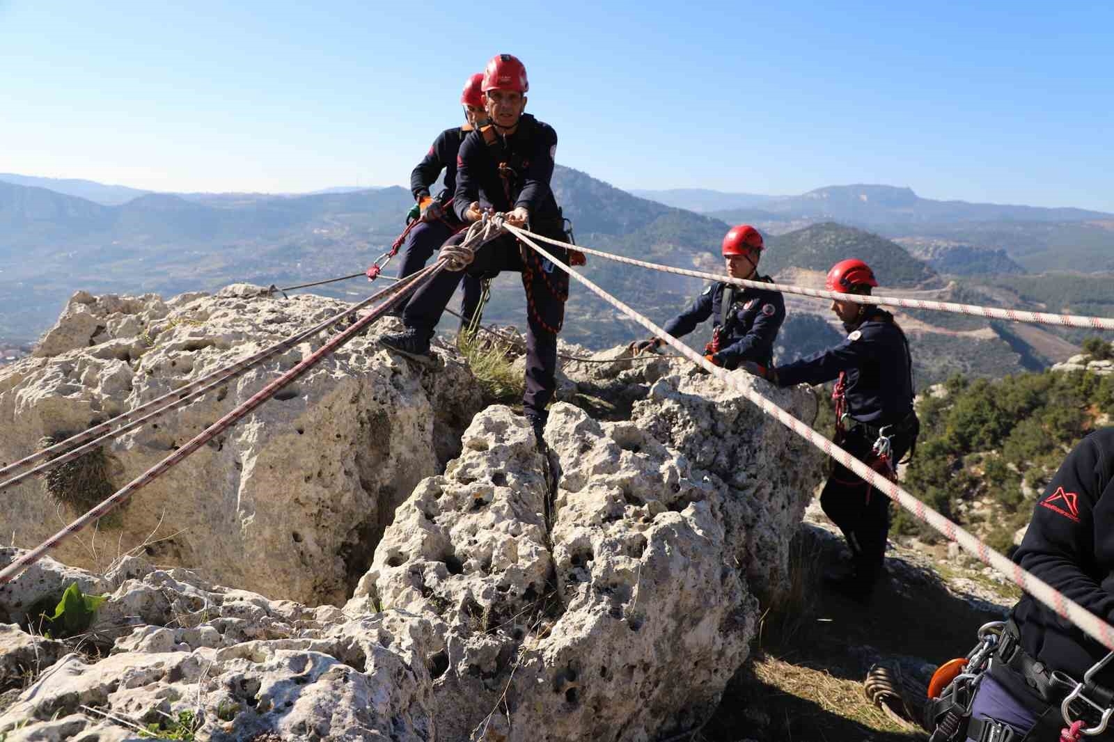 Mersin'de İtfaiyeciler Kayalık Alanda Eğitim Yaptı