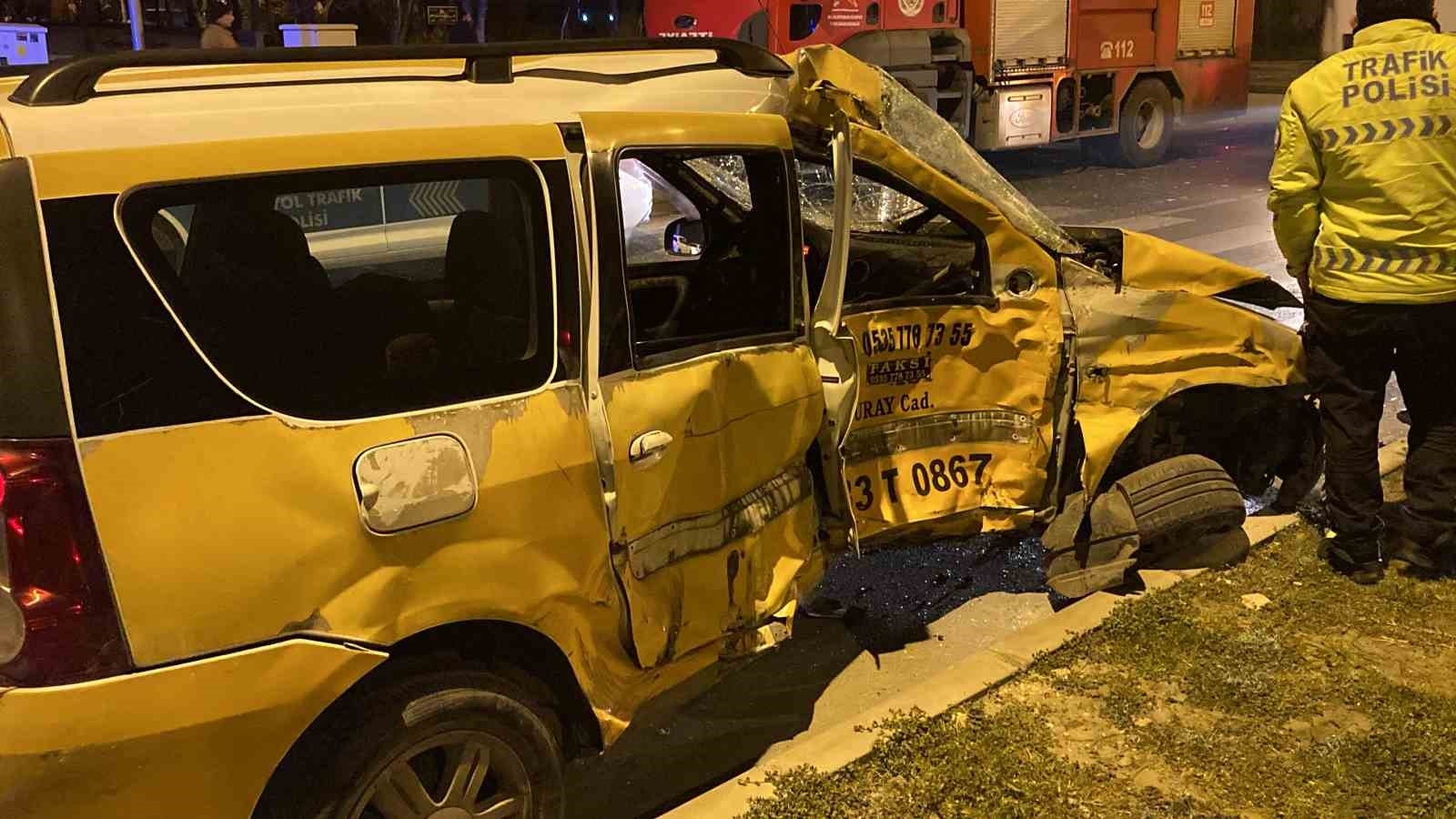 Mersin'de tır otomobile çarptı, sürücü yaralı kurtuldu