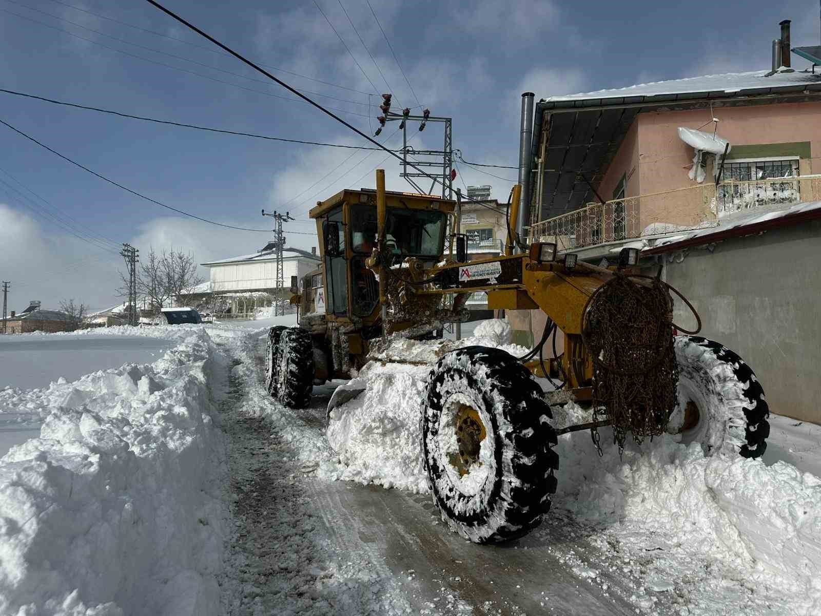 Mersin'in Yüksek Kesimlerinde Karla Mücadele Çalışmaları Sürüyor