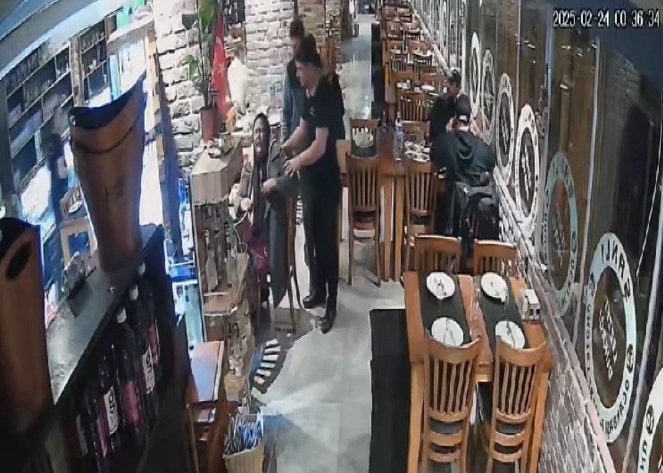 Nefes borusuna yiyecek takılan İngiliz turisti, garsonun Heimlich manevrası kurtardı