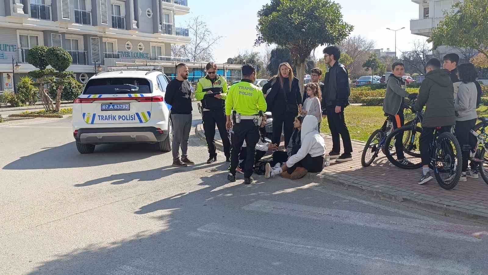 Otomobille çarpışan elektrikli bisikletin sürücüsü yaralandı