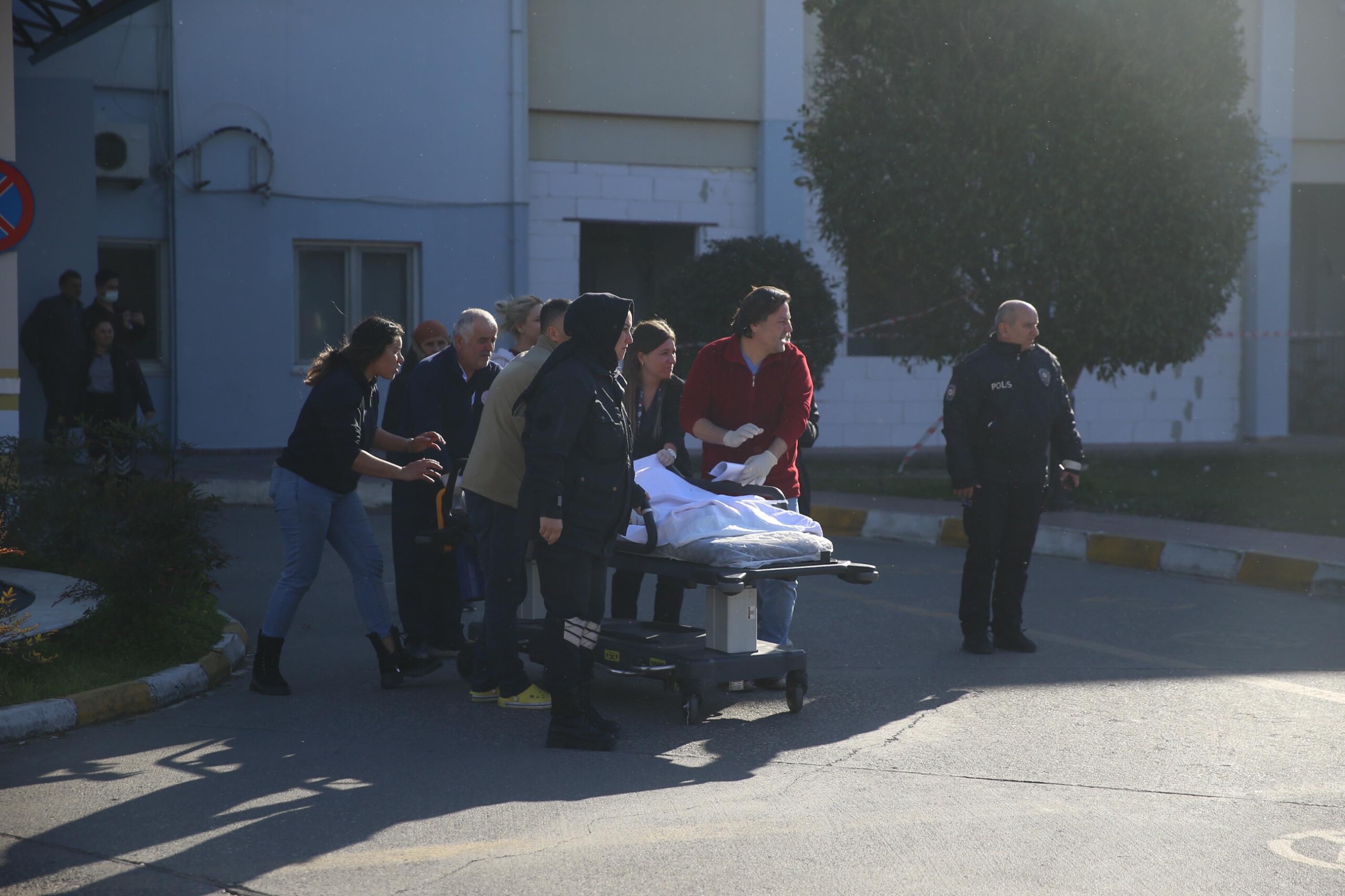 Park halindeki otomobilde bulunan küçük çocuk, çıkan yangında ağır yaralandı
