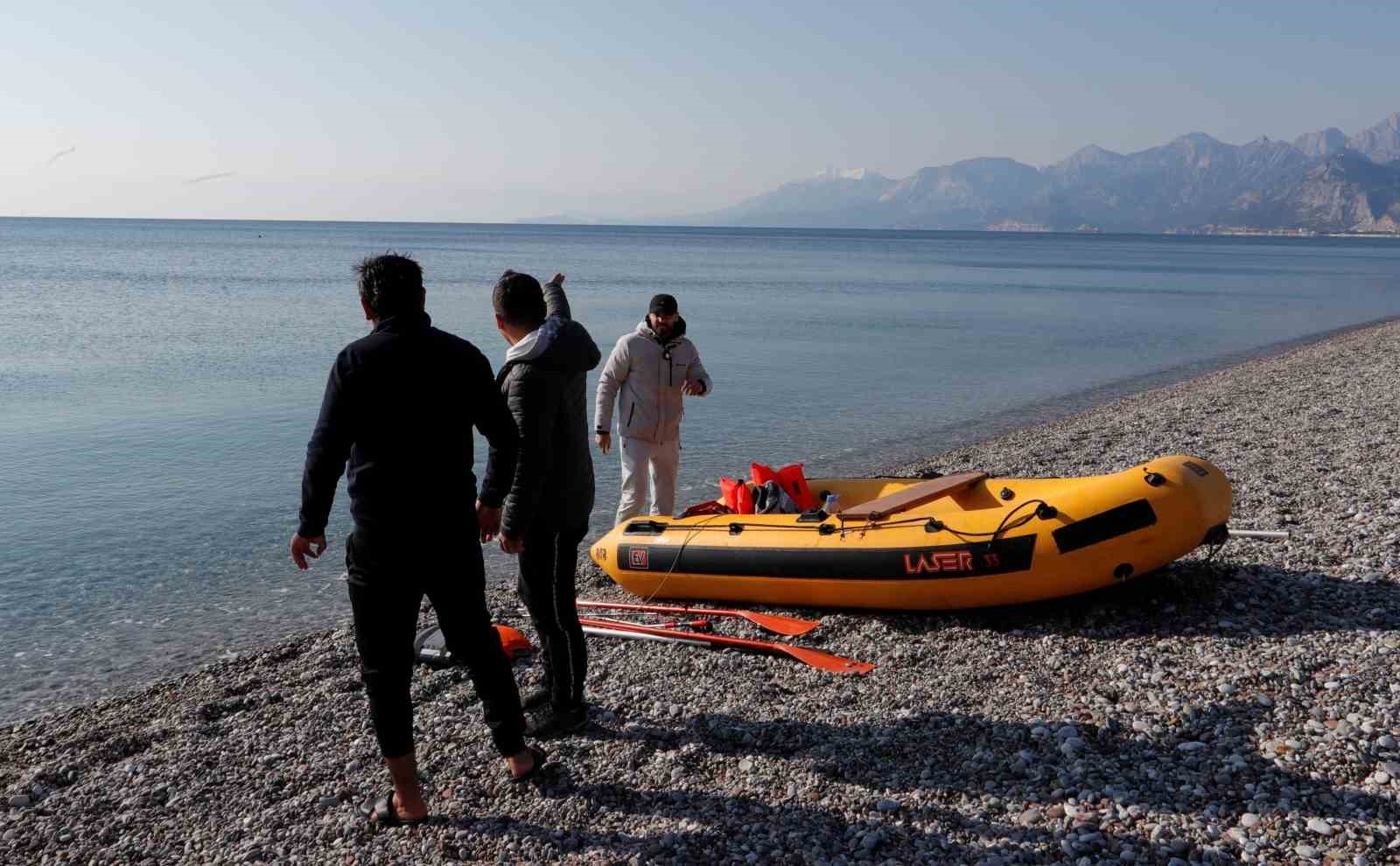 Rüzgara yenik düşerek botla açığa sürüklenen 3 kişiyi deniz polisi kurtardı