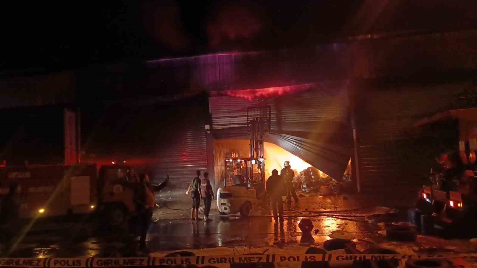 Sanayi sitesinde çıkan yangının verdiği zarar hava aydınlanınca ortaya çıktı