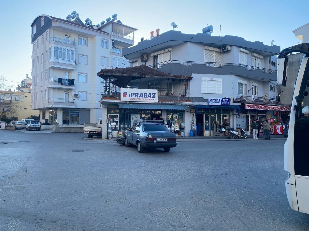 Serik'te otomobille çarpışan motosikletli yaralandı