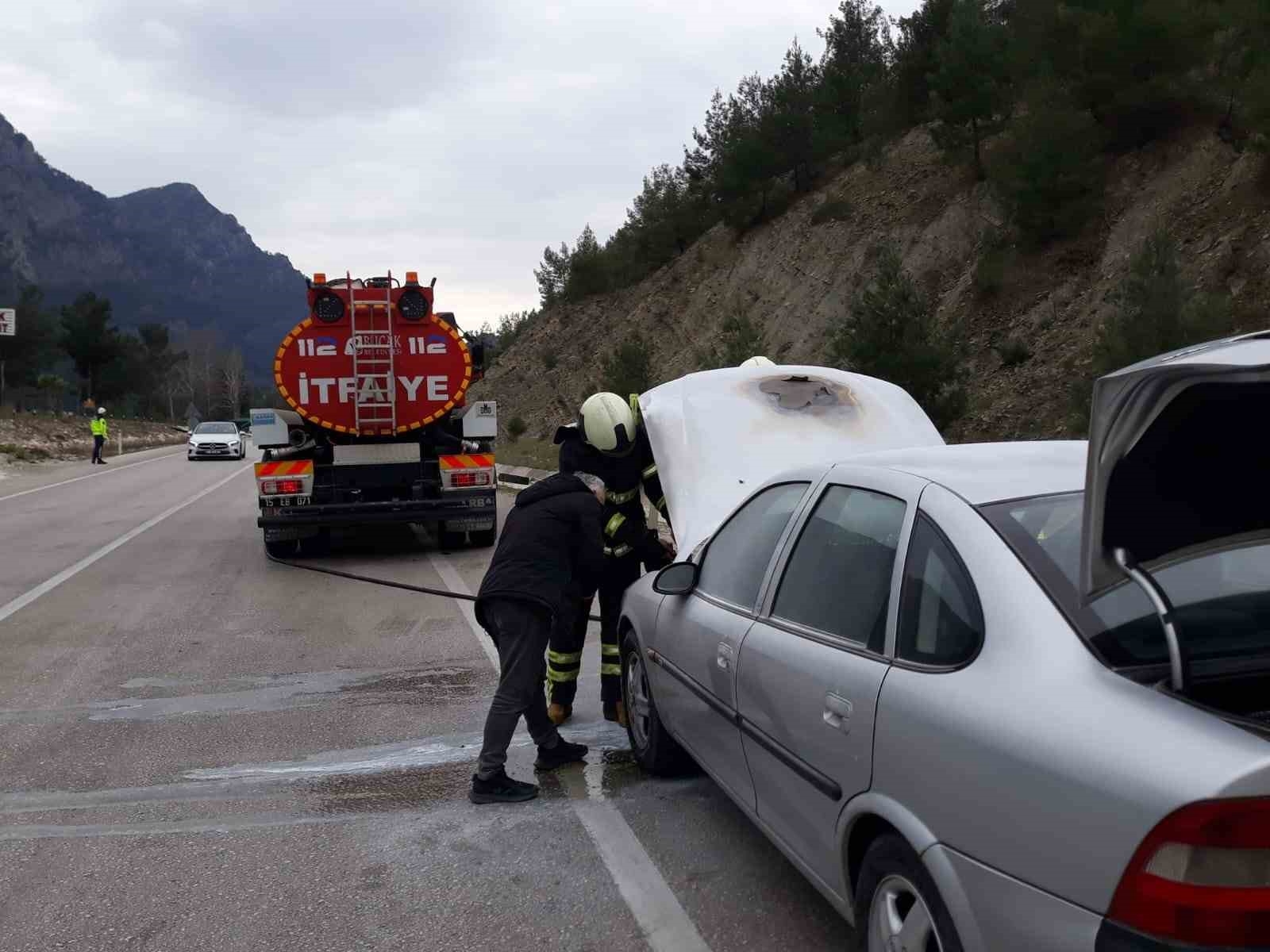 Seyir halindeyken alev alan otomobil kullanılamaz hale geldi