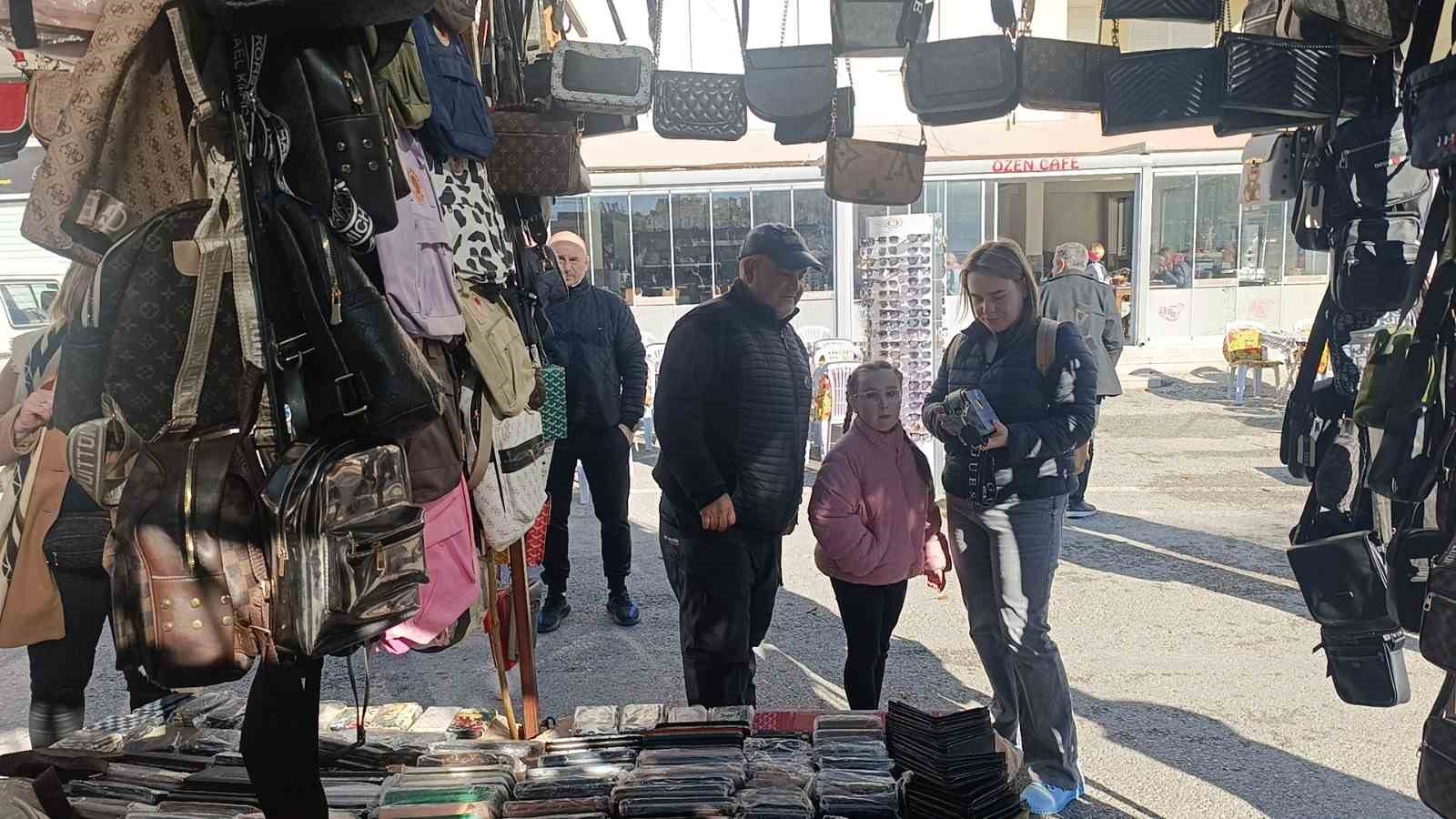 Soğuk havada tezgah açan esnaf turistlerden nasibini aldı