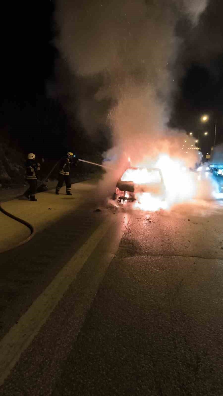 Tarsus'ta otoyolda araç yangını