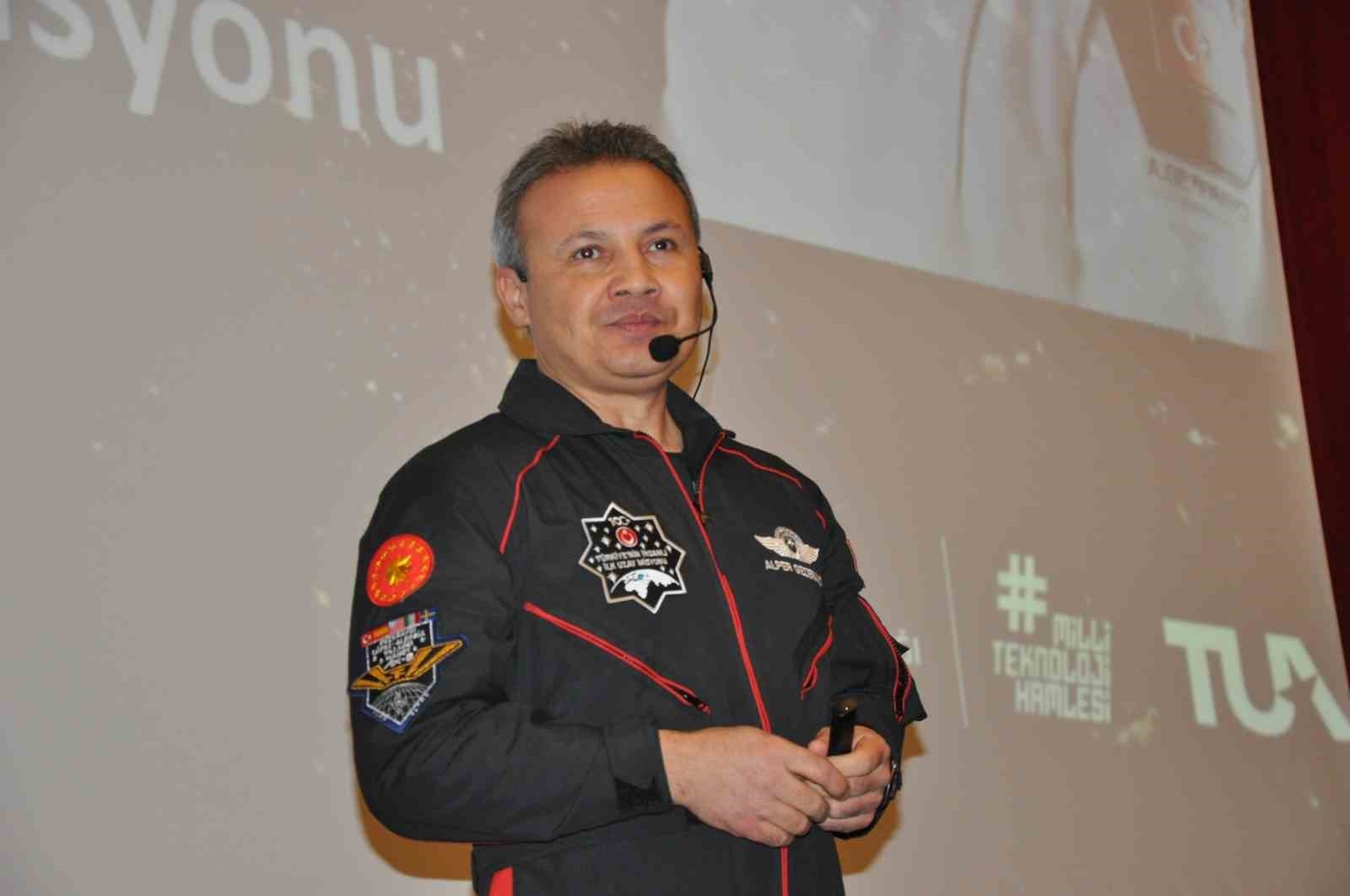 Türkiye'nin ilk astronotu Alper Gezeravcı memleketi Silifke'de öğrencilerle buluştu
