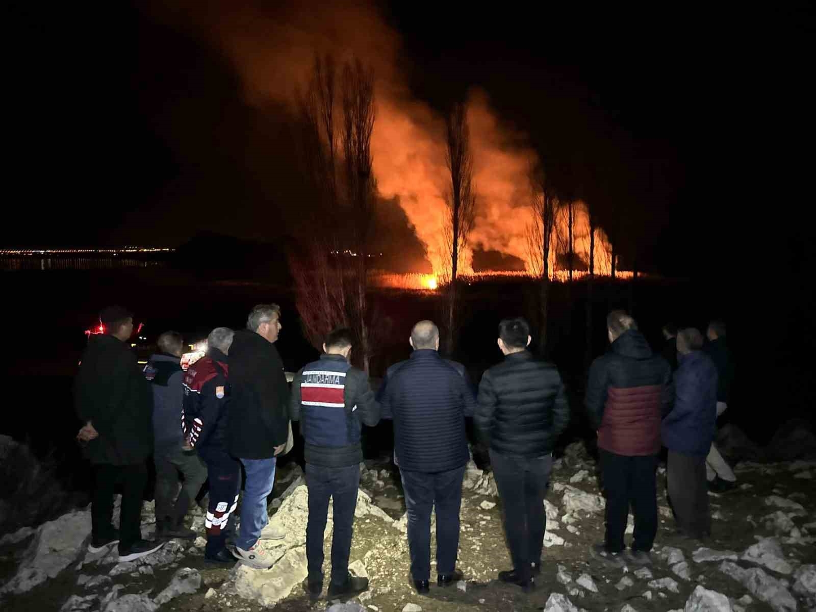 Yamadı Gölü Alevlere Teslim Oldu, Yangın 5 Saatte Kontrol Altına Alındı