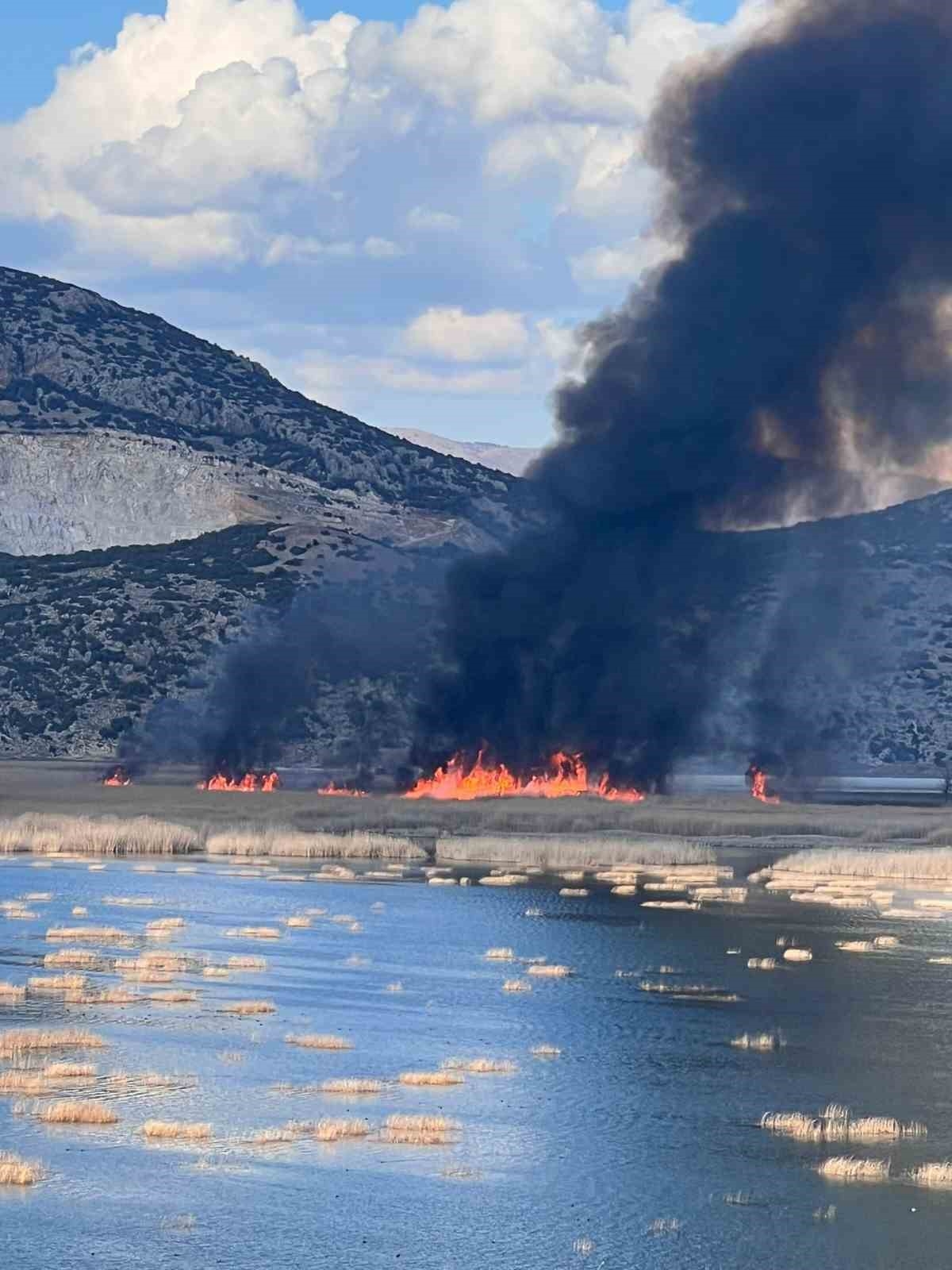 Yamadı Gölü Alevlere Teslim Oldu, Yangın 5 Saatte Kontrol Altına Alındı