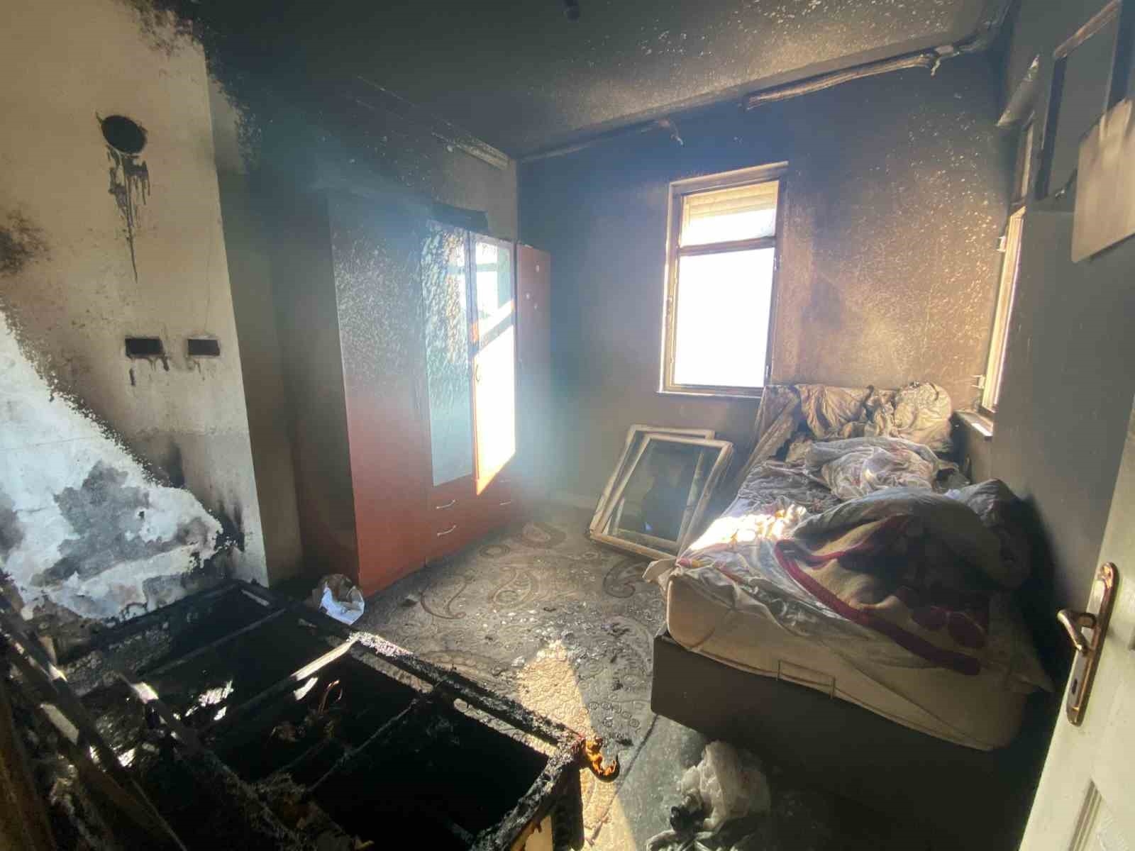 Yangına kahvaltıda yakalandılar, komşuları tarafından çıkartıldılar