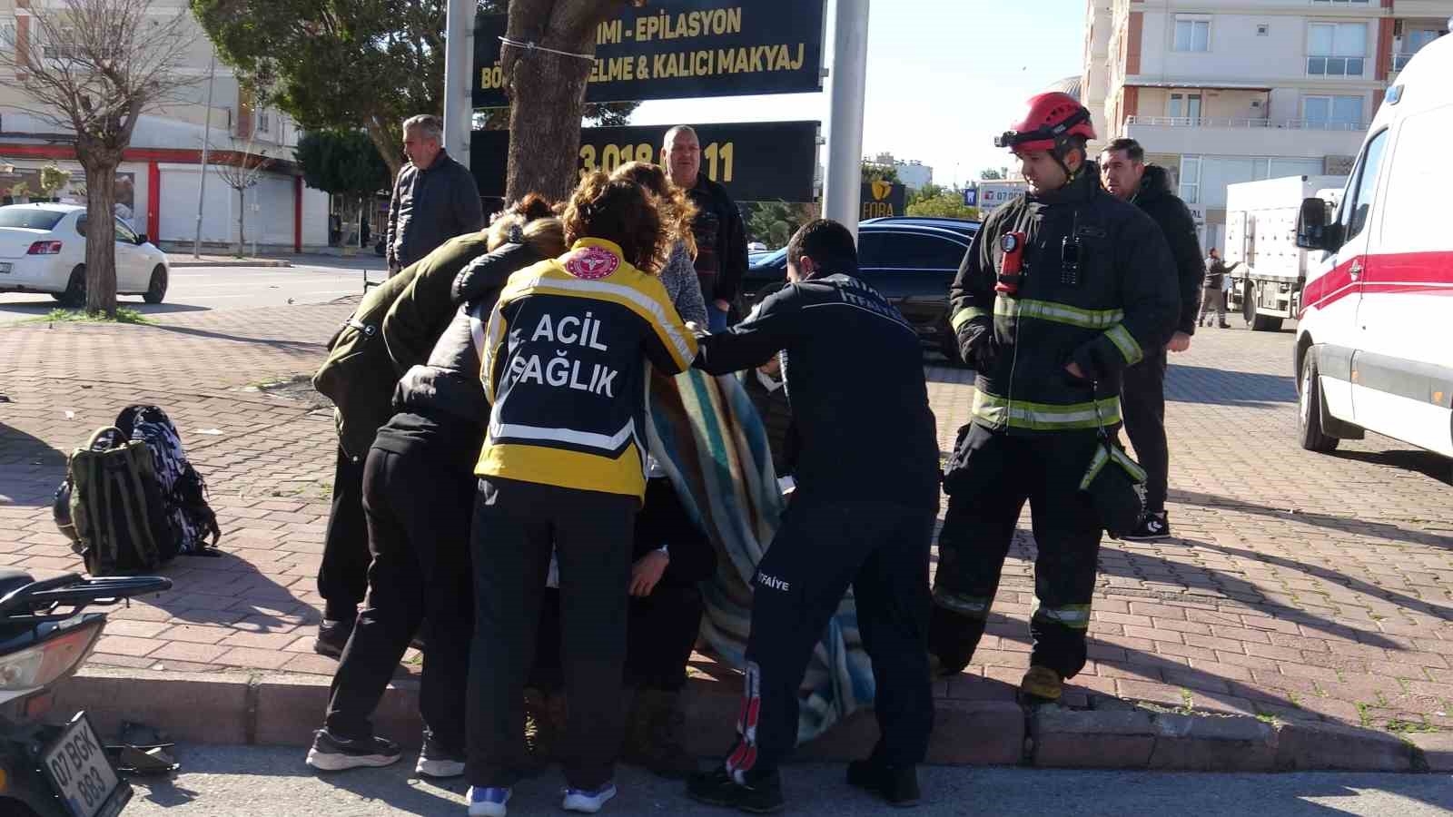Yaralının üşümemesi için battaniye ile sardılar