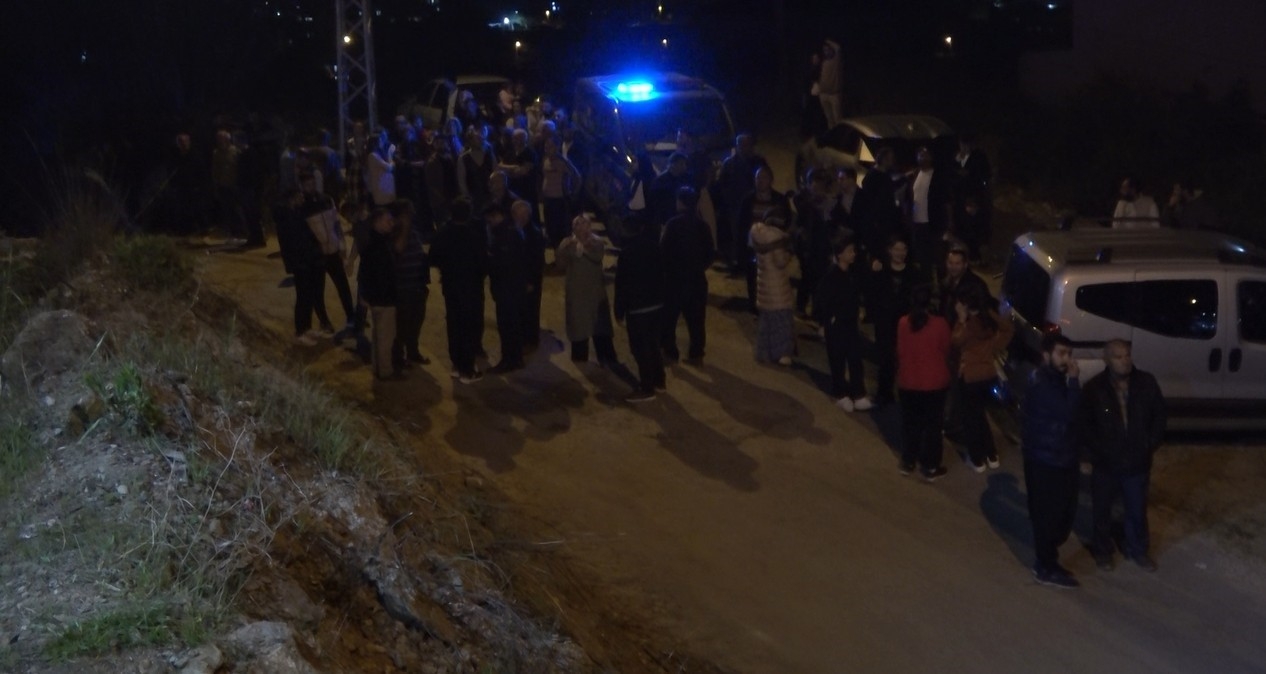 Alanya'da 5 katlı binanın çatı katında çıkan yangın yürekleri ağıza getirdi